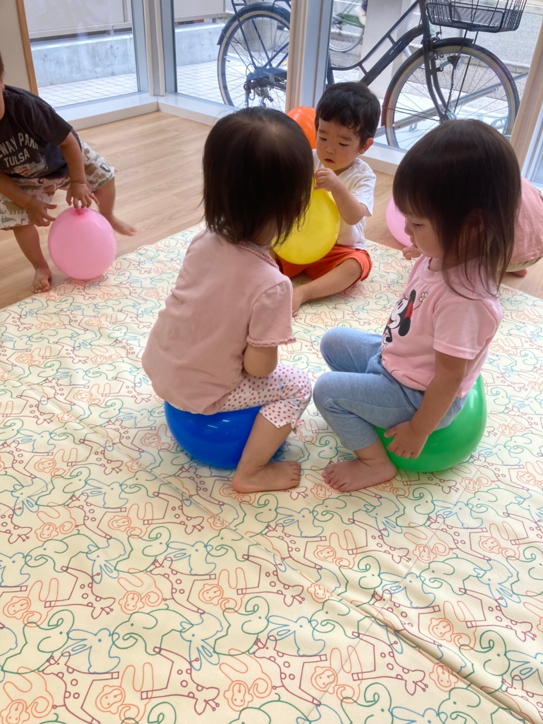 ふうせんを ぎゅ～！ ぱ～ん！