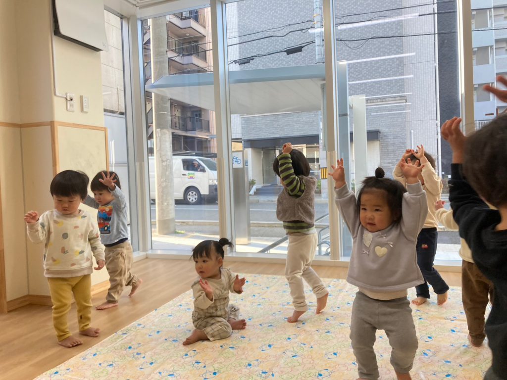 1歳児クラスを体験した0歳児